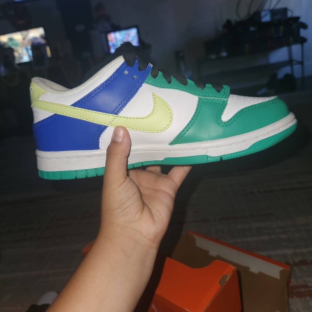 Nikes shoes - Picture 10 of 13